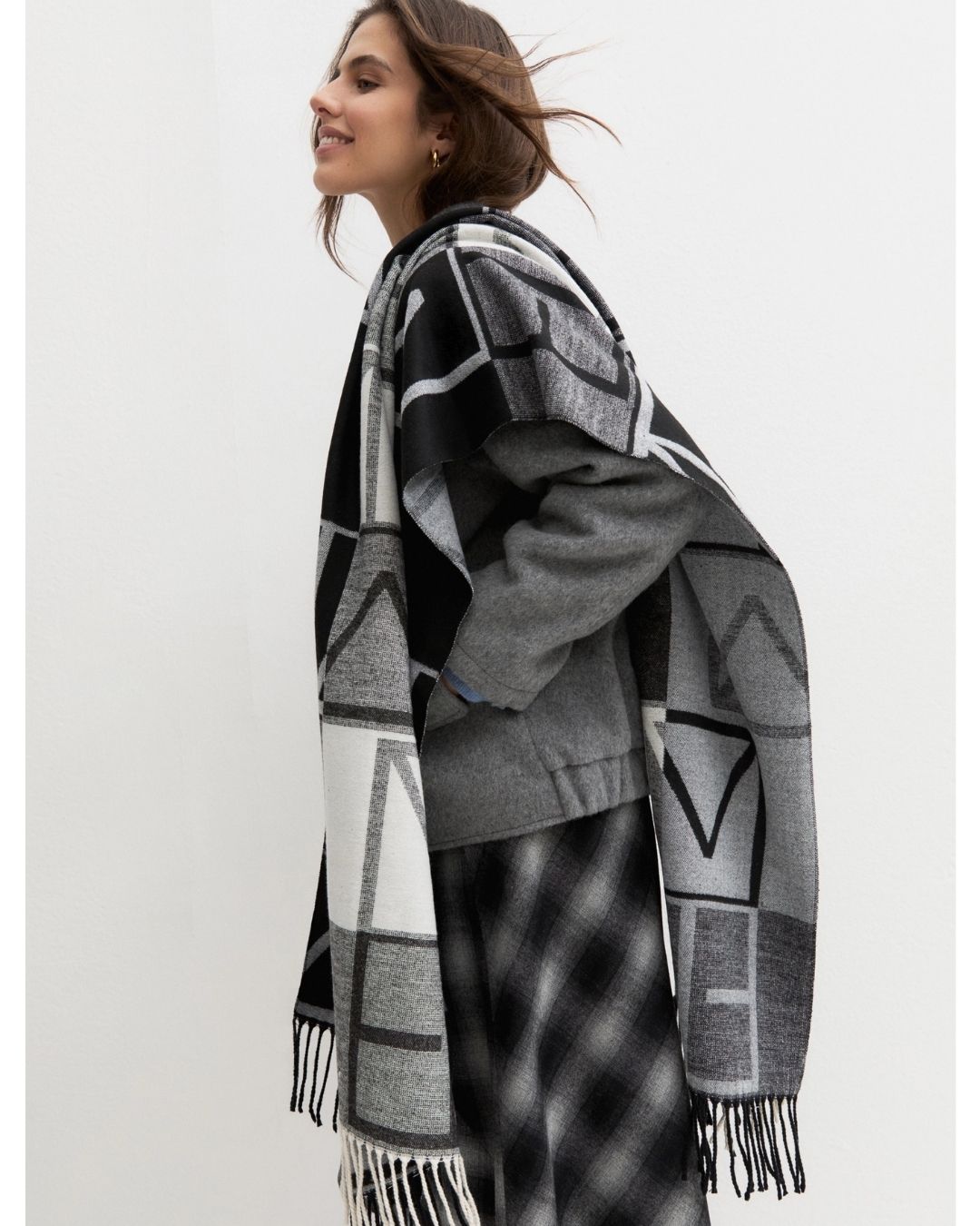 Stola jacquard con logo Emmgattini Nera 2625546012200 002 EMME MARELLA