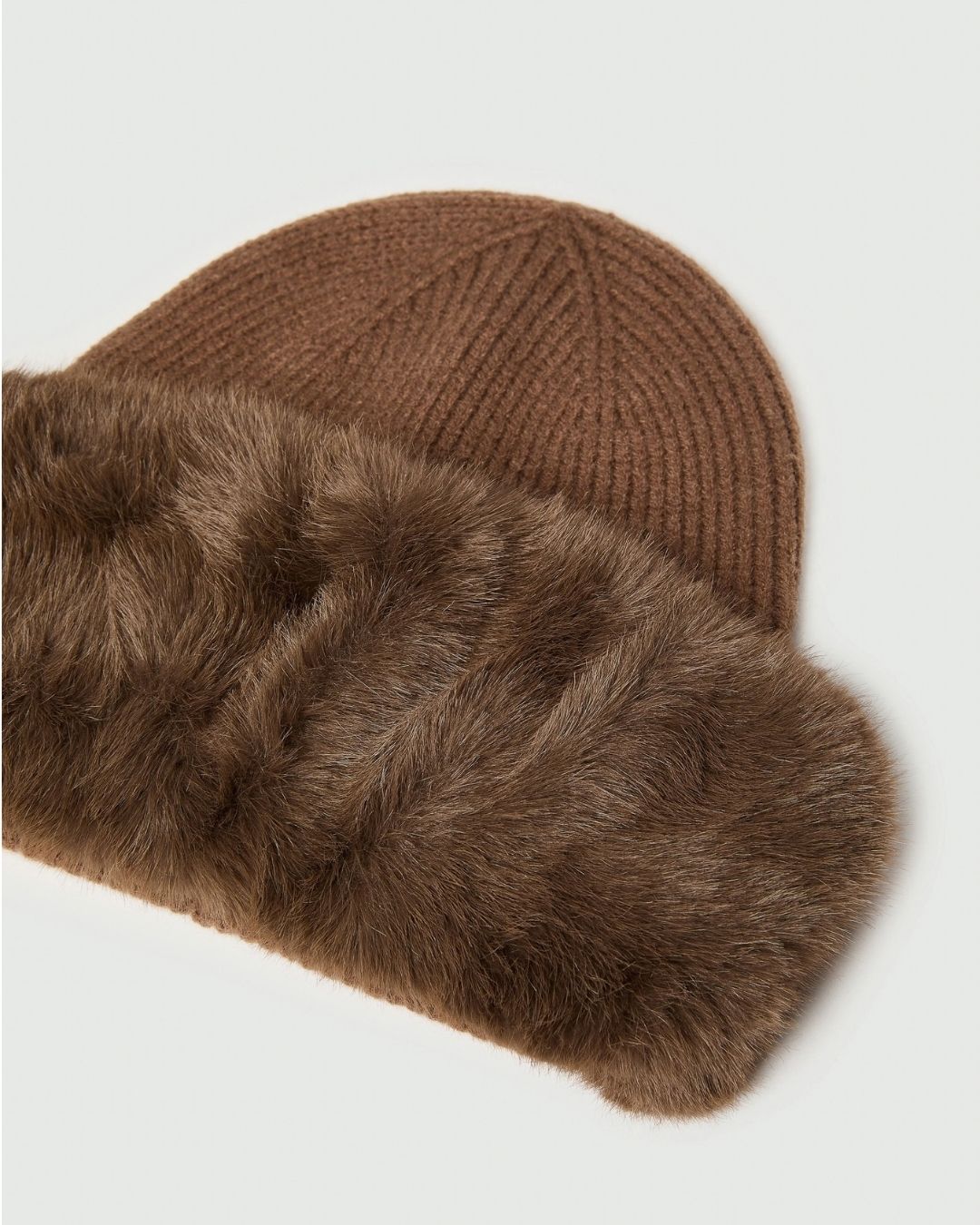 Berretto con bordo in tessuto furry Marrone 2625576042200 002 EMME MARELLA