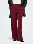 Jacqueline De Yong JDYGEGGO Wide Leg Fit Pantaloni a gamba larga Donna Cabernet 15208430 Cabernet BLACK BUTTONS JACQUELINE DE YONG