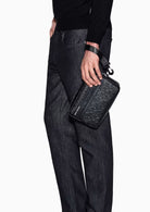 Borsa con motivo a rilievo e chiusura con zip Nera XM001272 AF12133 UC001 ARMANI EXCHANGE 